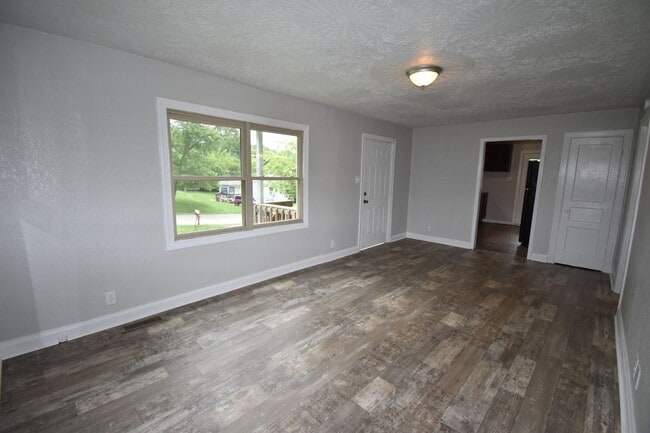 Building Photo - Renovated 2 Bedroom Pet Friendly Home For Rent!
