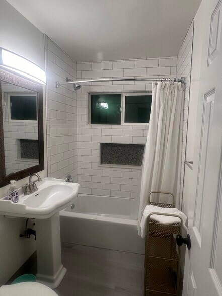 Bathroom - 610 Kentia Ave