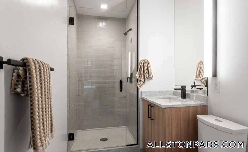 Building Photo - 83 Gardner St