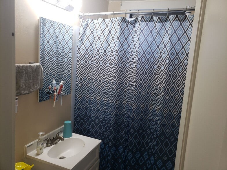 Bathroom - 2835 S Harvey Ave