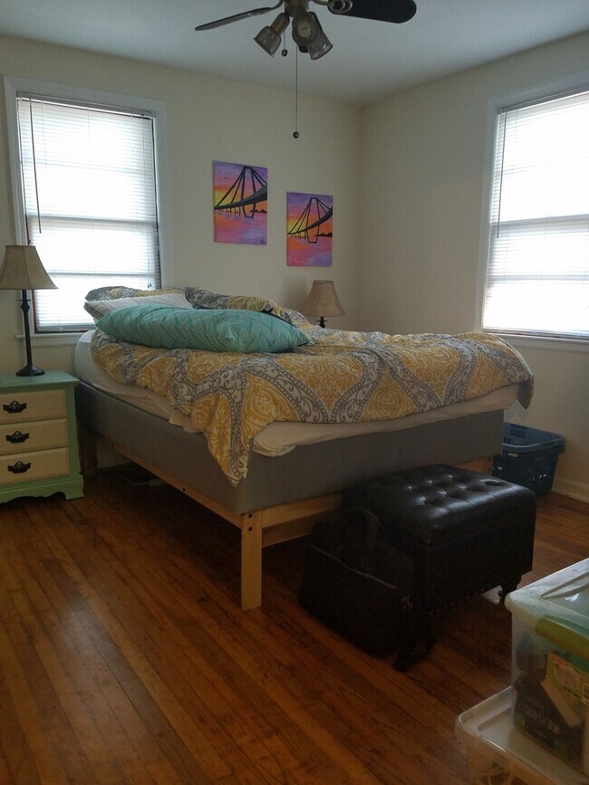 Building Photo - Quaint One BR Frog Rental - Steps from Park Circle with Private Yard!