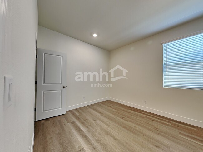 Building Photo - 545 Silverbell Fls Pl