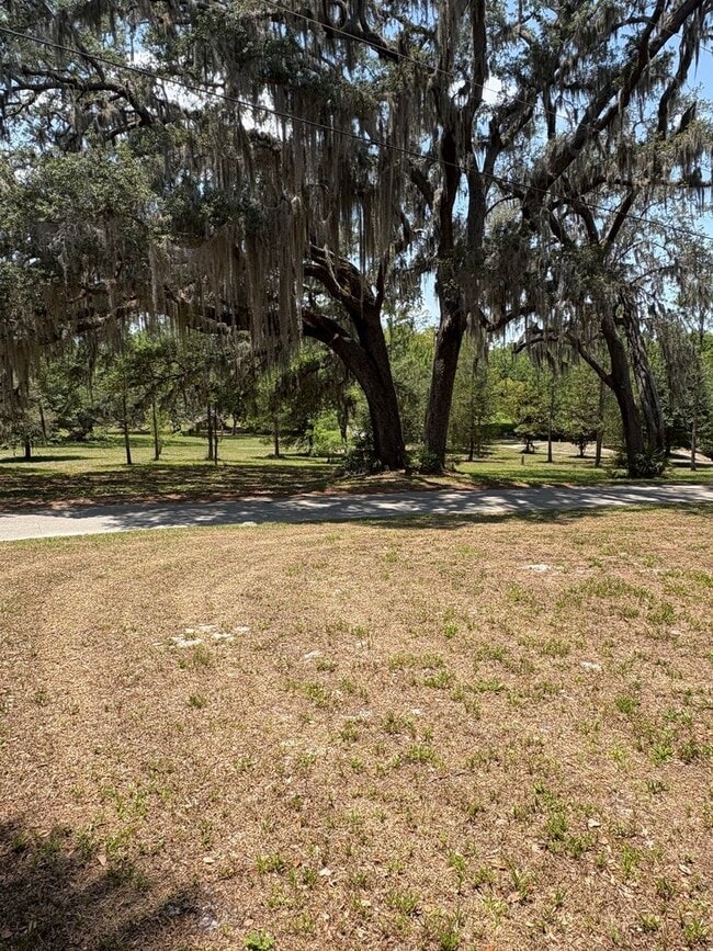Building Photo - 2227 Country Club Rd