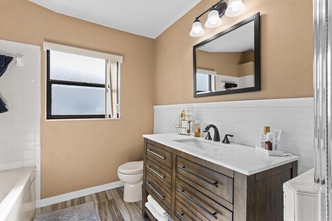 Building Photo - 4405 Plumosa St