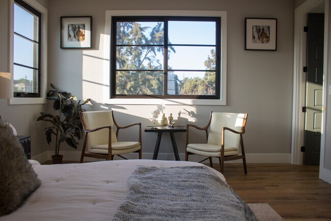 Building Photo - 1348 S Burnside Ave