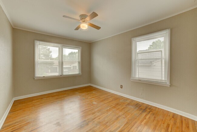 Building Photo - Charming 3 Bedroom 1 Bath near Route 66!