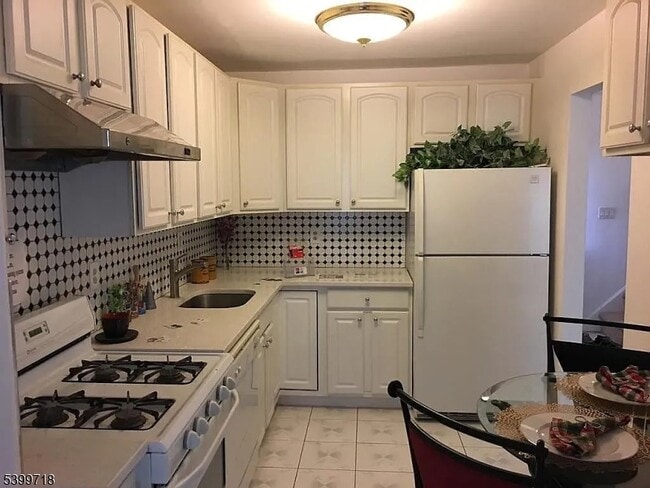 Building Photo - 5 Pheasant Run