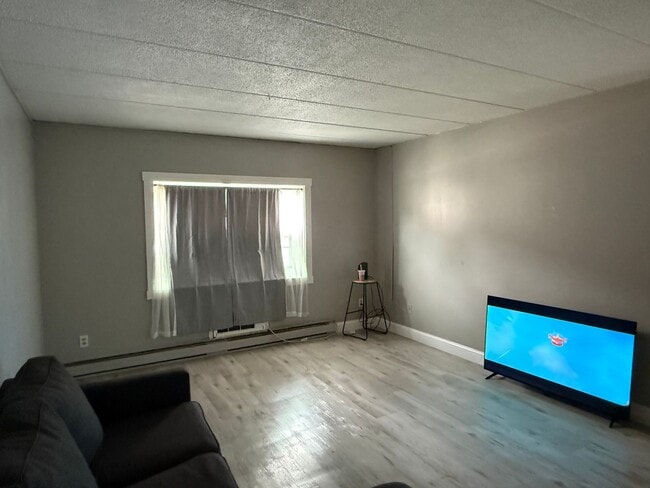 Building Photo - Oversized 2BR Apartment
