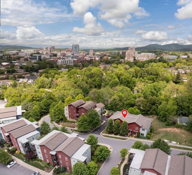 Building Photo - Beautiful & Modern 3-Bedroom Townhome near...