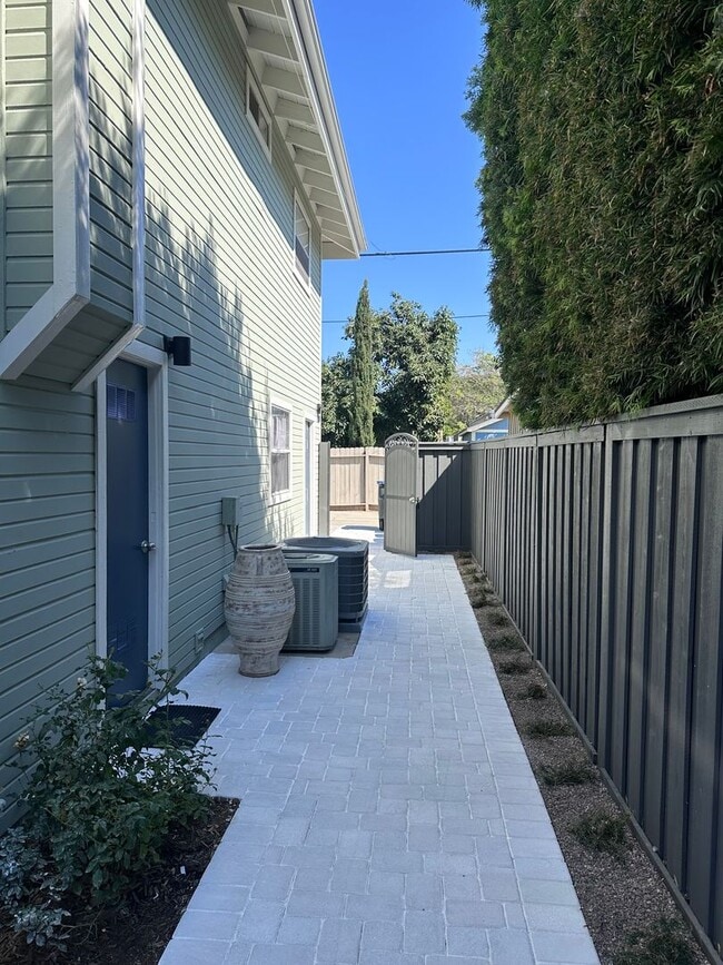 Building Photo - 335 S Grand St