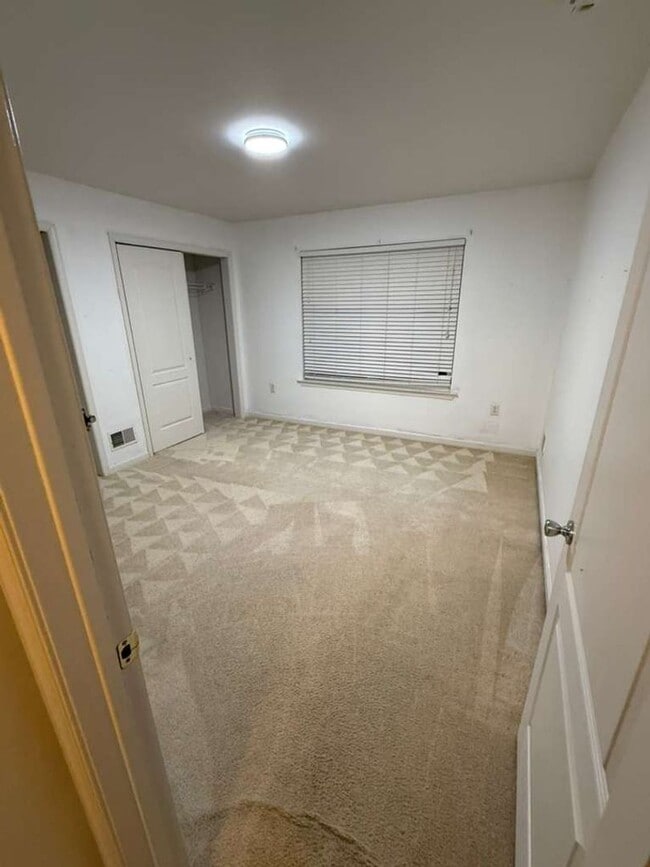 Building Photo - Stunning Home with Private Pool in Manchester