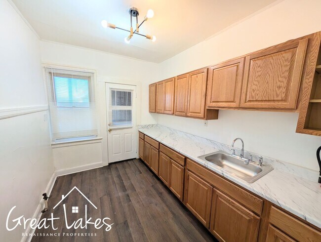 Building Photo - Beautiful 2 Bedroom 1 Bathroom now availab...