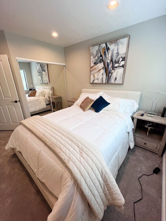 Building Photo - Beautifully Furnished 2 Bed/2.5 Bath Townhome in the Desirable Woodlands of La Jolla