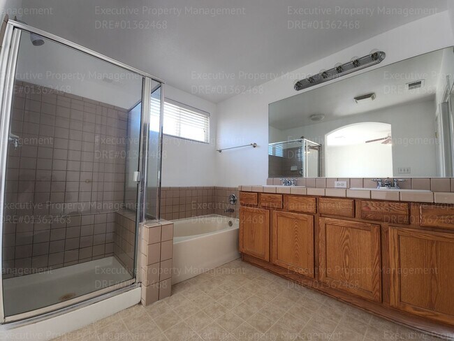 Building Photo - 5 bedrooms/ 2 baths Location Olive Dr/ Old Farm Rd