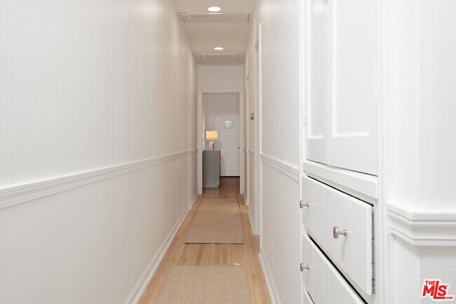 Building Photo - 951 N Martel Ave