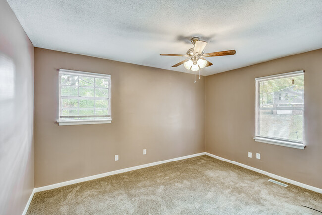 Building Photo - This 4 Bedroom Home in Irondale