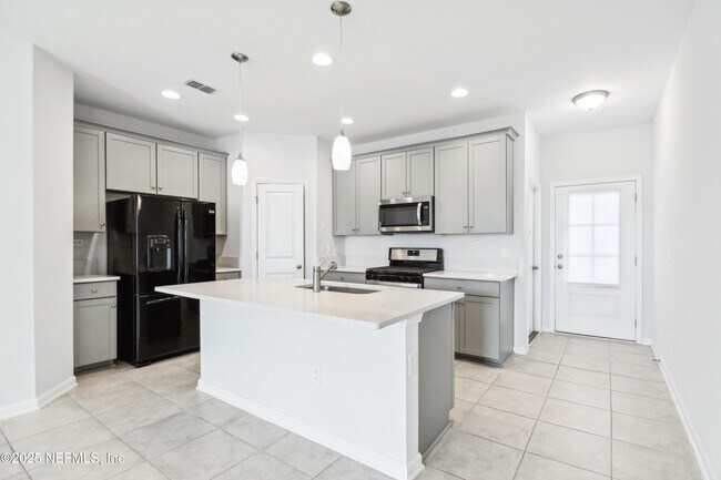 Building Photo - 260 Brandon Lks Dr