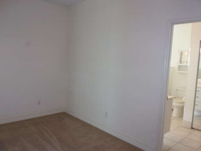 Building Photo - 512 Boxwood Pl