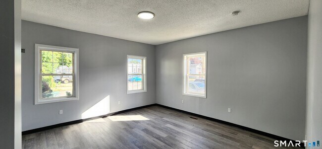 Building Photo - 24 Meadow St