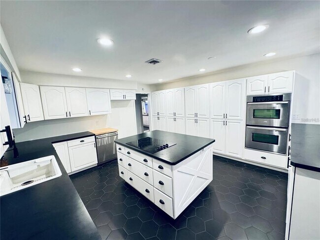 Building Photo - 2022 Edgewood Rd