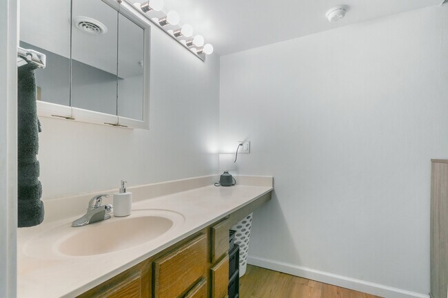 Lots of counter space - 515 Donofrio Dr