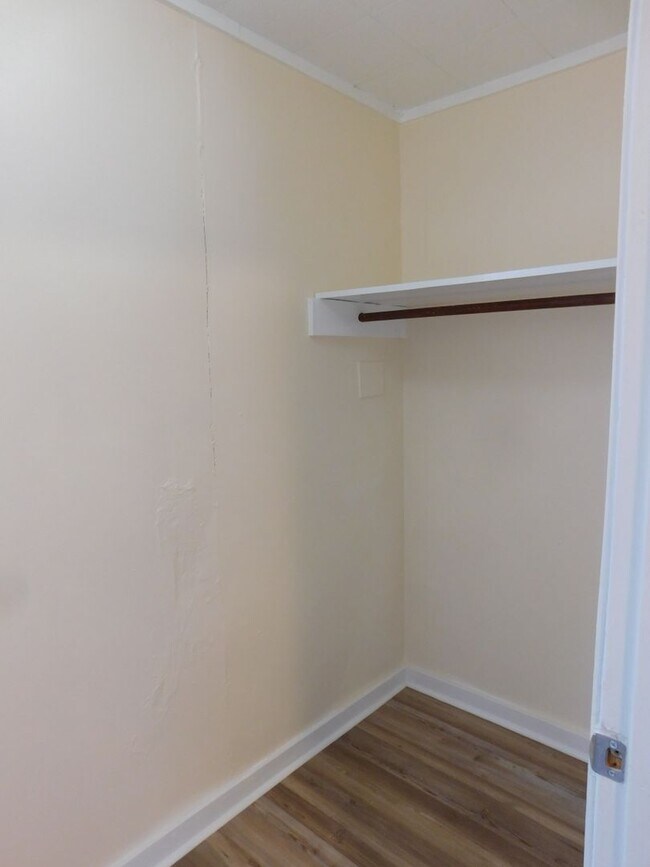 Building Photo - 423 Bouy St