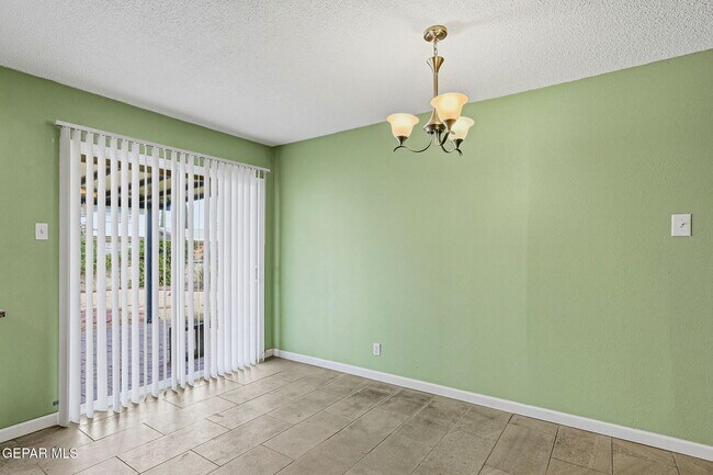Building Photo - 3020 Wedgewood Dr