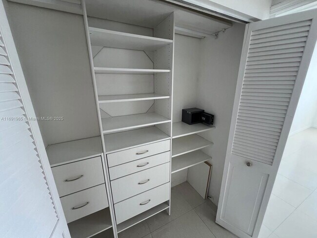 Building Photo - 500 Bayview Dr