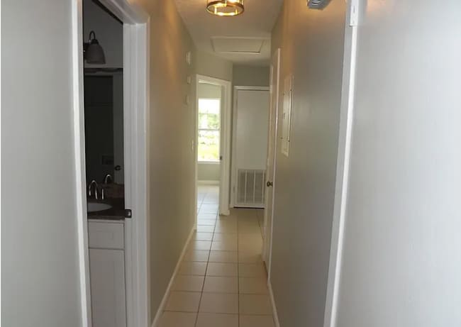 Building Photo - 2712 Oak Hammock Dr