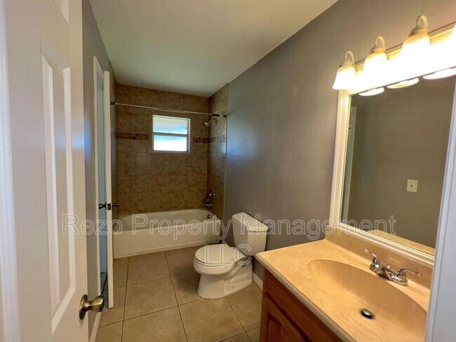 Building Photo - 5005 Lindsay Ct