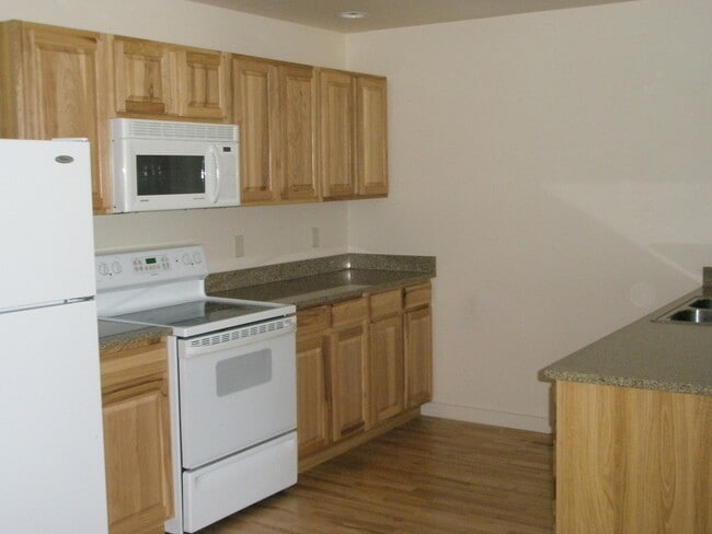 Building Photo - 3 Bedroom, 2.5 Bathroom Townhouse with Fireplace