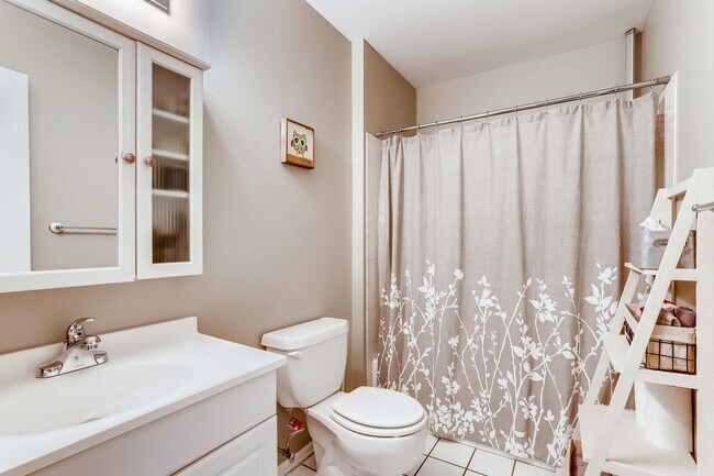 Building Photo - Bright & Cozy 3-Bedroom in the Heart of Longmont!