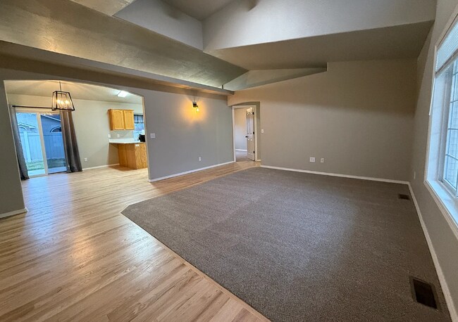 Building Photo - 2901 N Valam Ave