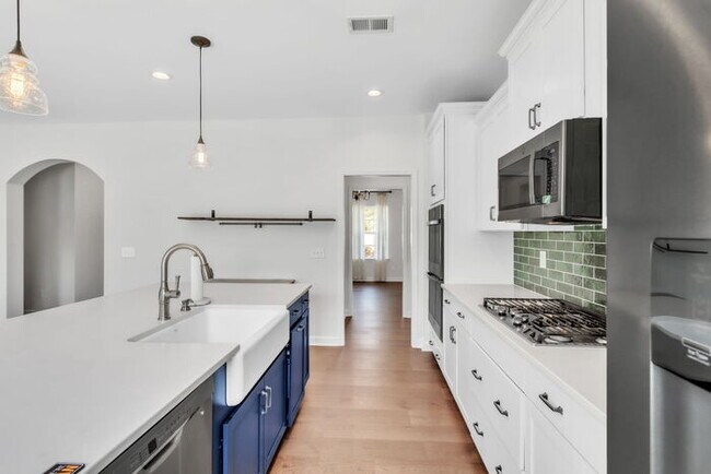 Building Photo - Charming 4-Bed Retreat with Fireplace – Spacious 2631 Sq Ft in Easley, SC, Zoned for Wren Schools