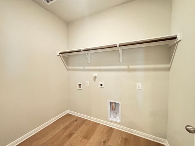 Building Photo - Want luxury living in the Far West ...Look no further...Amanda Park is it!