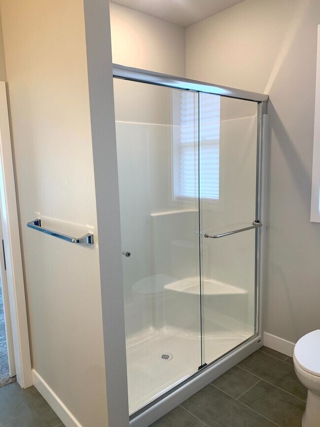 Building Photo - Beautiful newer construction home in Richl...