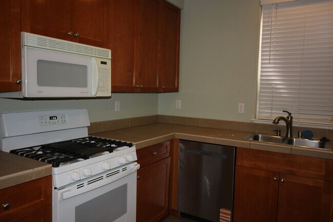 Building Photo - 3 Bedroom Townhome for Rent