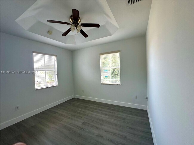 Building Photo - 2933 SE 2nd Dr