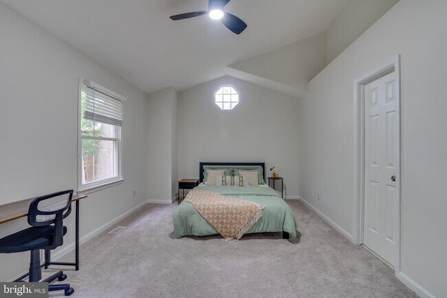 Building Photo - 3700 Roxbury Ln