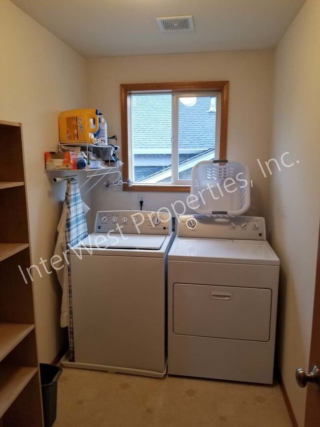 Building Photo - Large 3 Bed 2.5Ba Vancouver Beauty W/ Gas Fireplace, Dog Run, Fenced Yard & So Much More!