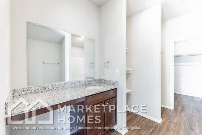 Building Photo - 884 S Brambling Ln