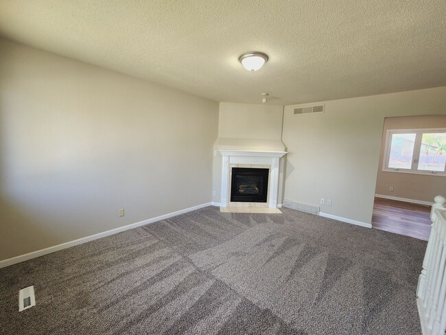 Building Photo - 3 Bedroom 2 Bath Home Available in Knoxville