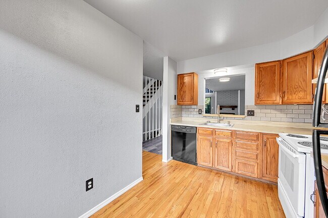 Building Photo - $1,995 - 3 Bed, 2.5 Bath Townhome in Color...