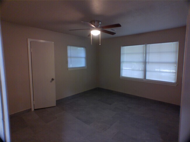 Building Photo - 601 Fresa Rd