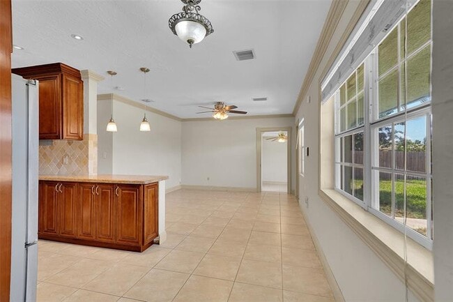 Building Photo - 257 NE 45th Ct