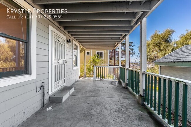 Building Photo - Adorable lower unit, one block from the water