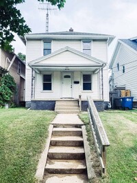 Building Photo - Beautifully remodeled three bedroom home i...