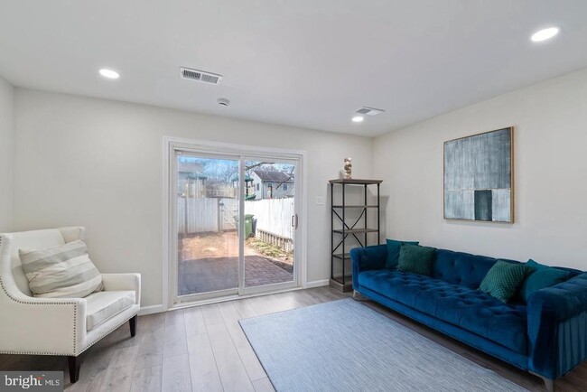 Building Photo - 7616 Somerset Ln