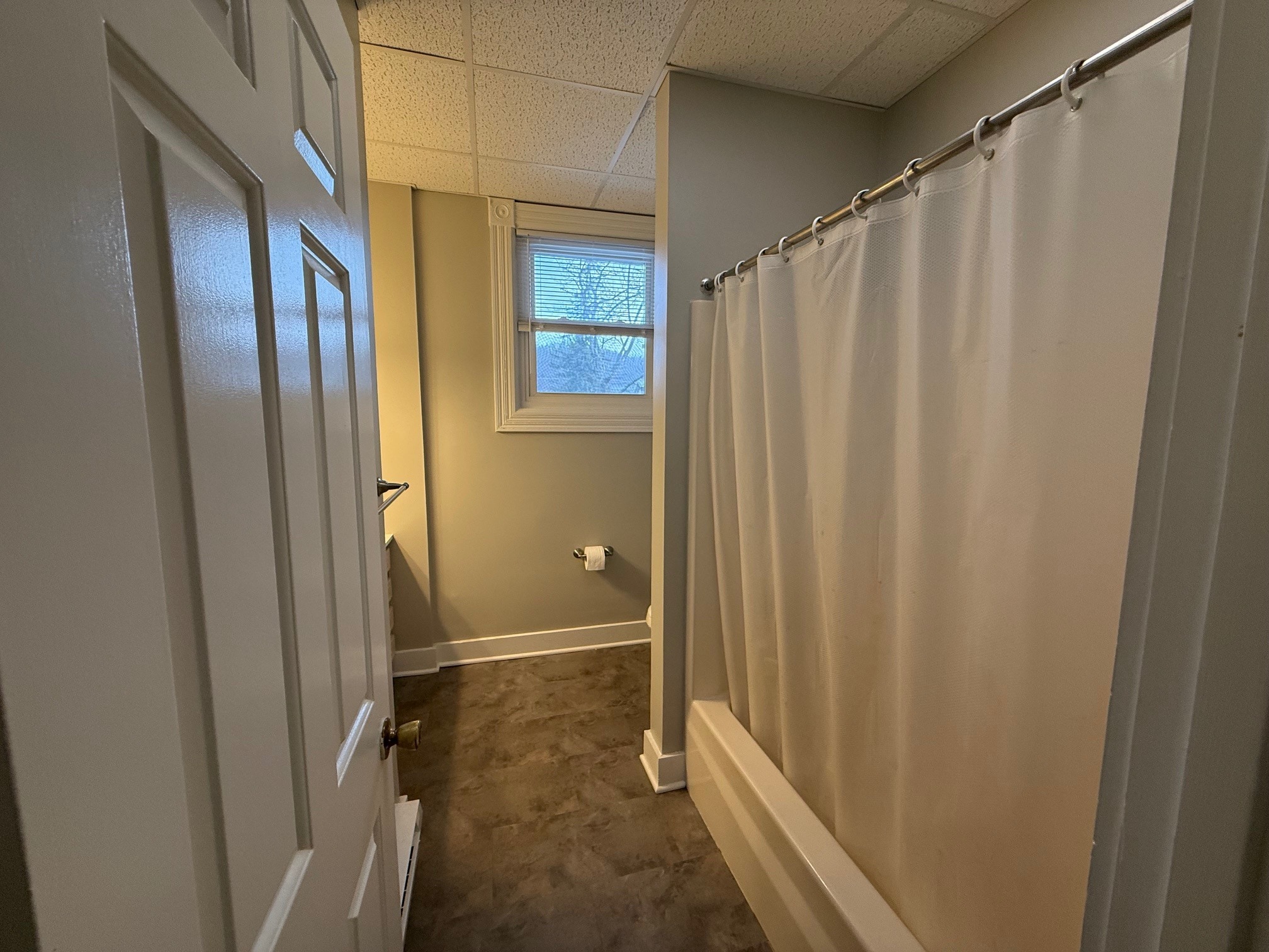 Tub/shower - 112 W Main St