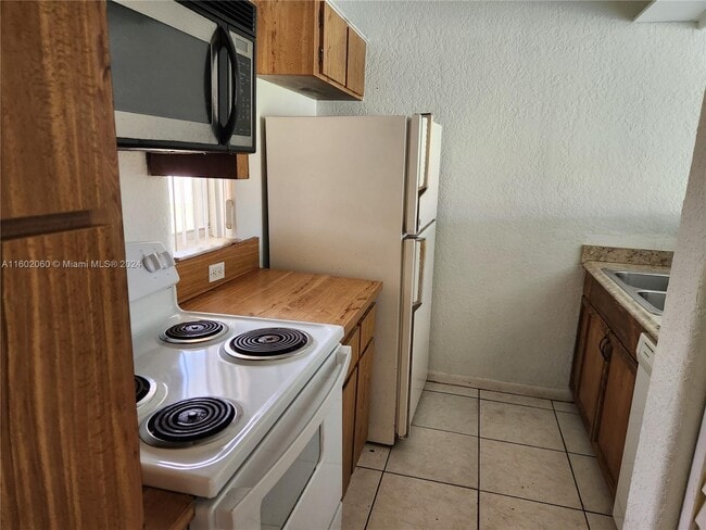 Building Photo - 10149 Twin Lakes Dr